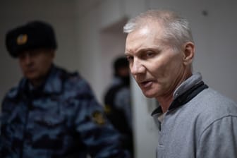 Alexej Moskaljow bei seinem Prozess Ende März 2023. Danach wurde er sofort in eine Strafkolonie gebracht. Alexej Moskaljow bei seinem Prozess Ende März 2023. Danach wurde er sofort in eine Strafkolonie gebracht.