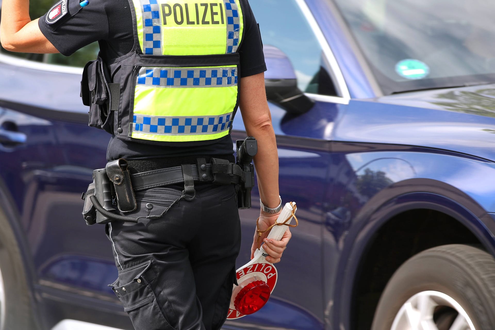 Eine Polizistin hält ein Auto an (Symbolbild): Der Junge konnte in der Nacht zu Dienstag bei einer Sichtung entwischen.