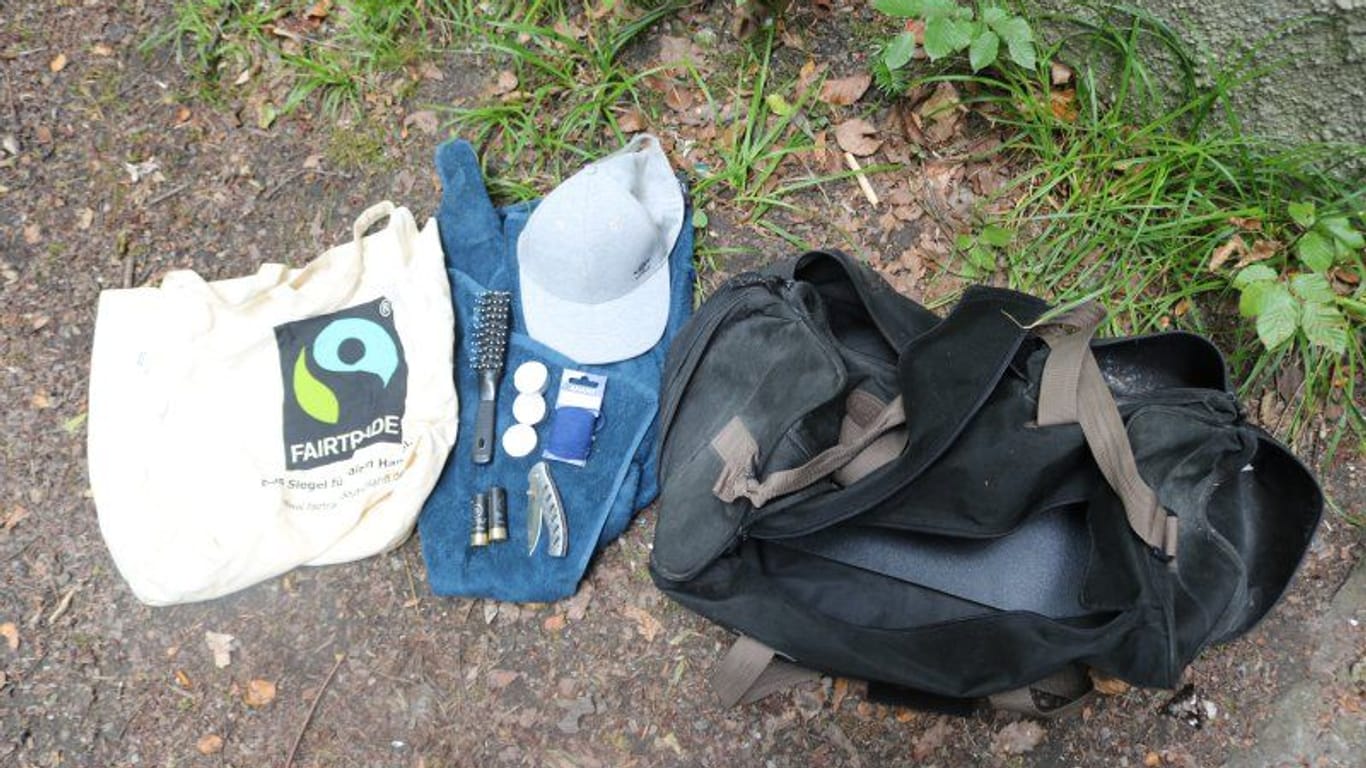 Mütze, Taschen und mehr: Diese Gegenstände fand die Polizei bei der Leiche des Unbekannten.