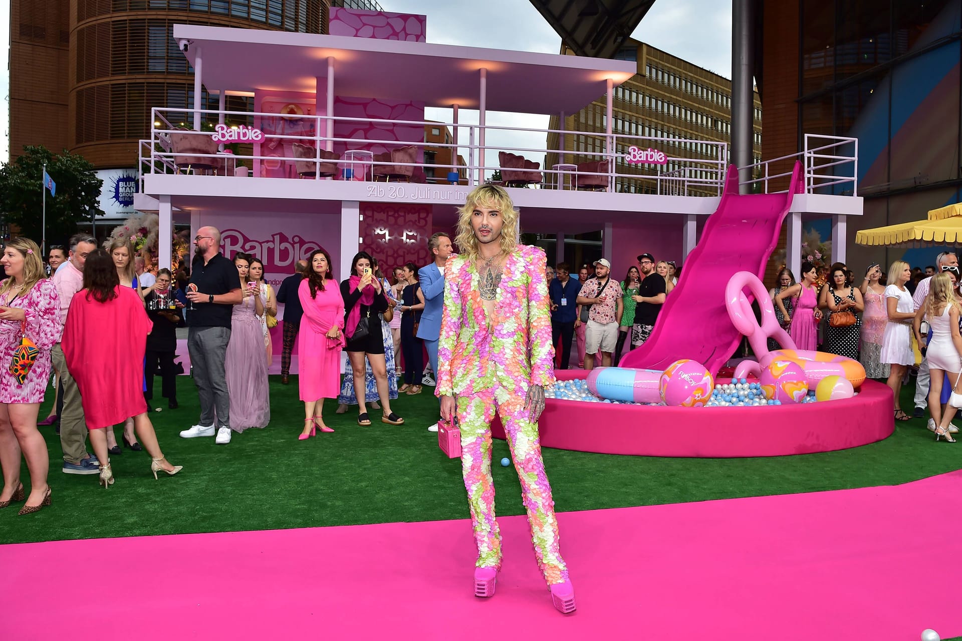Bill Kaulitz vor der Kulisse der "Barbie"-Premiere