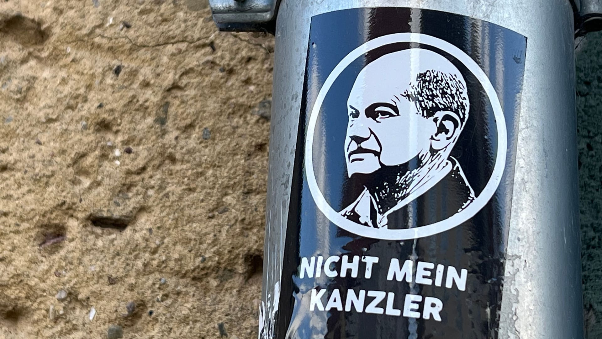 Aufkleber in der Innenstadt von Burg Stargard: Der Kanzler ist hier ganz weit weg.