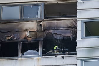 Ein Feuerwehrmann beim Löschen eines in Brand geratenen Hochhauses in Berlin-Kreuzberg