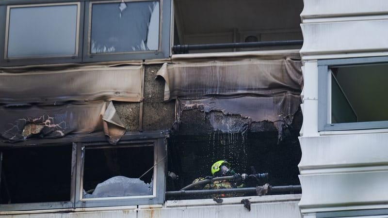 Ein Feuerwehrmann beim Löschen eines in Brand geratenen Hochhauses in Berlin-Kreuzberg Ein Feuerwehrmann beim Löschen eines in Brand geratenen Hochhauses in Berlin-Kreuzberg