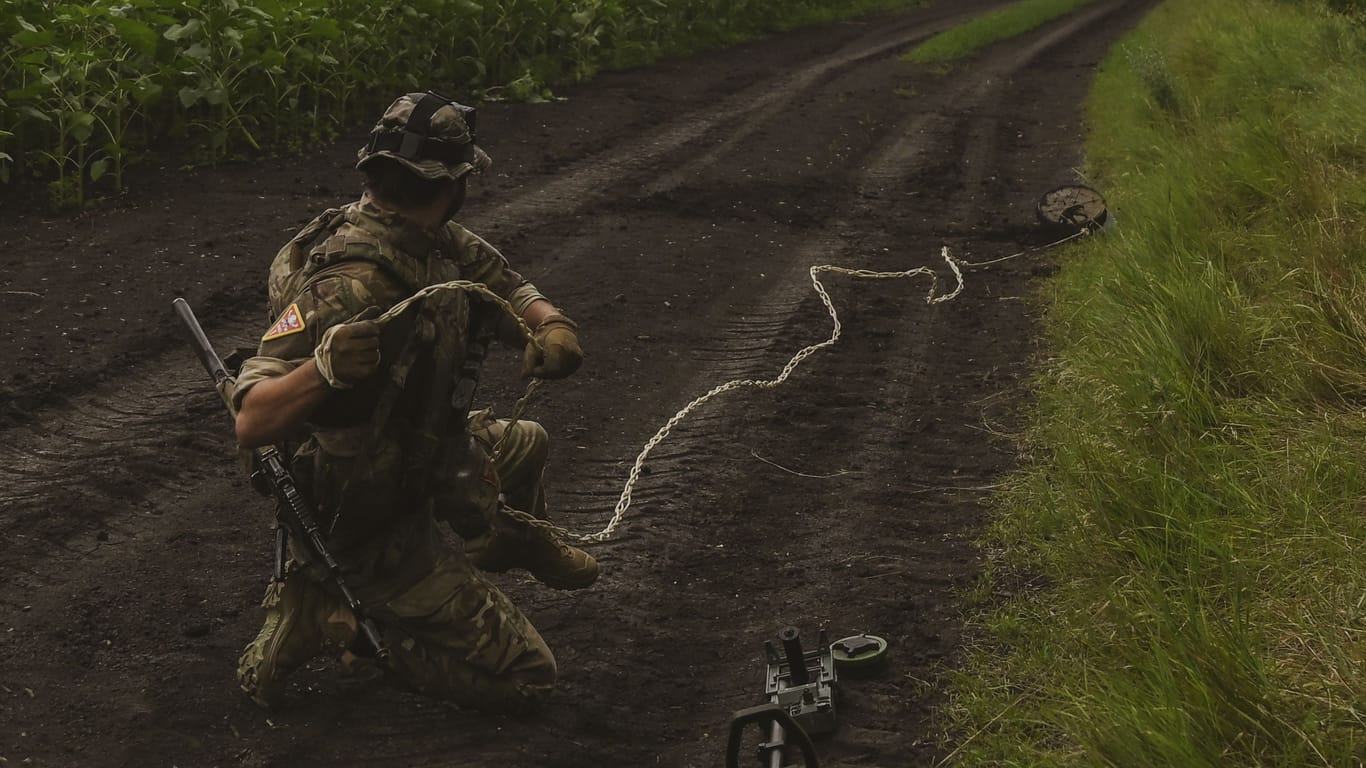 Soldat bei Minenräumung: Die russischen Besatzer haben weite Teile der Ukraine durch Minen unpassierbar gemacht. Für die Truppen Kiews wird das immer mehr zum Problem.