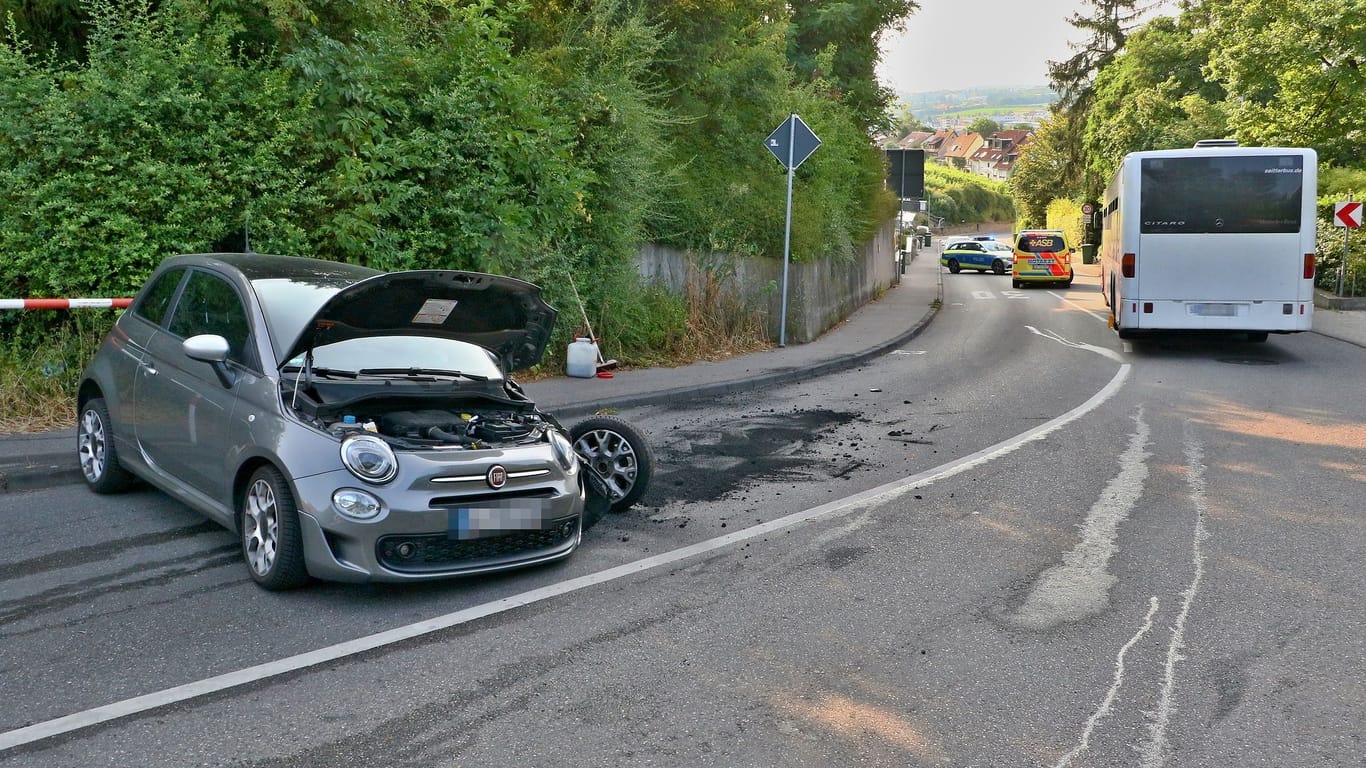 Der Fiat der Unfallverursacherin steht stark beschädigt am Fahrbahnrand: Der Unfalls sorgte für lange Staus in Asperg.
