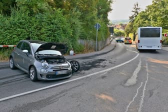 Der Fiat der Unfallverursacherin steht stark beschädigt am Fahrbahnrand: Der Unfalls sorgte für lange Staus in Asperg.
