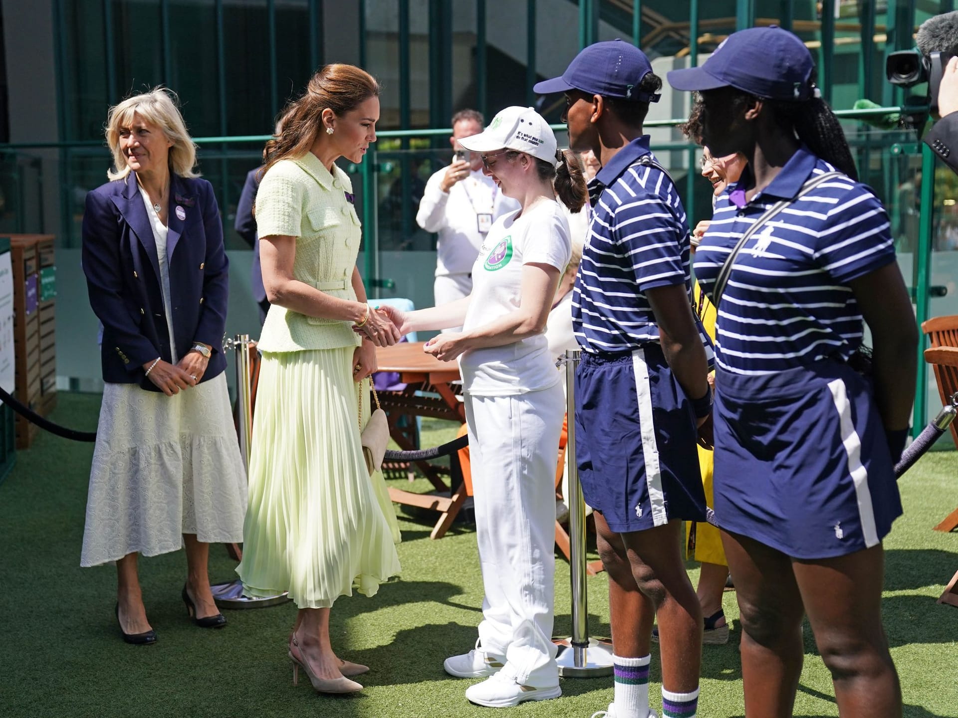 Die Prinzessin von Wales spricht mit den Balljungen und Ballmädchen.