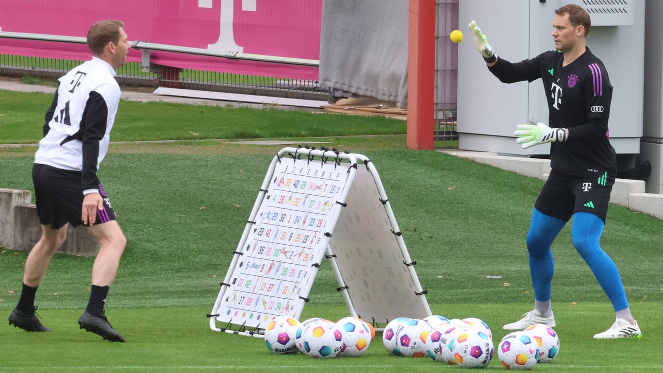 Manuel Neuer (r.): Mit speziellen Übungen arbeitet der 37-Jährige gemeinsam mit Torwarttrainer Michael Rechner an seinem Comeback.