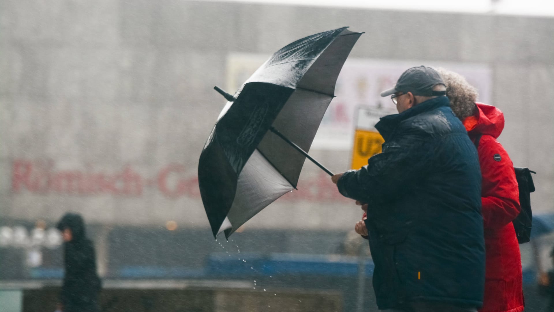 Kräftiger Regen vor dem Römisch-Germanischem Museum in Köln (Archivfoto): Das Wetter hat von den Ferien wohl nichts mitbekommen.