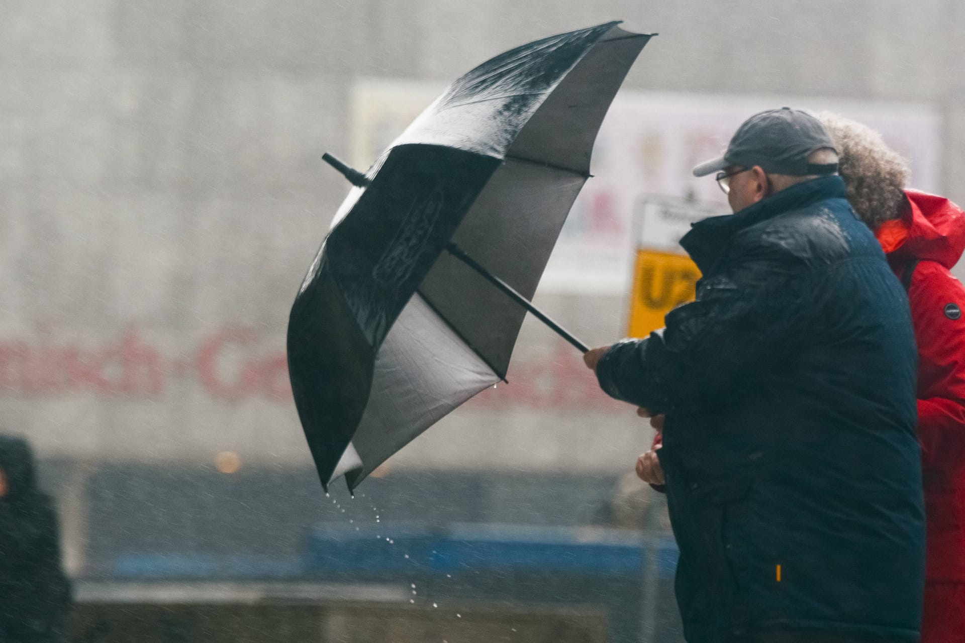 Kräftiger Regen vor dem Römisch-Germanischem Museum in Köln (Archivfoto): Das Wetter hat von den Ferien wohl nichts mitbekommen.