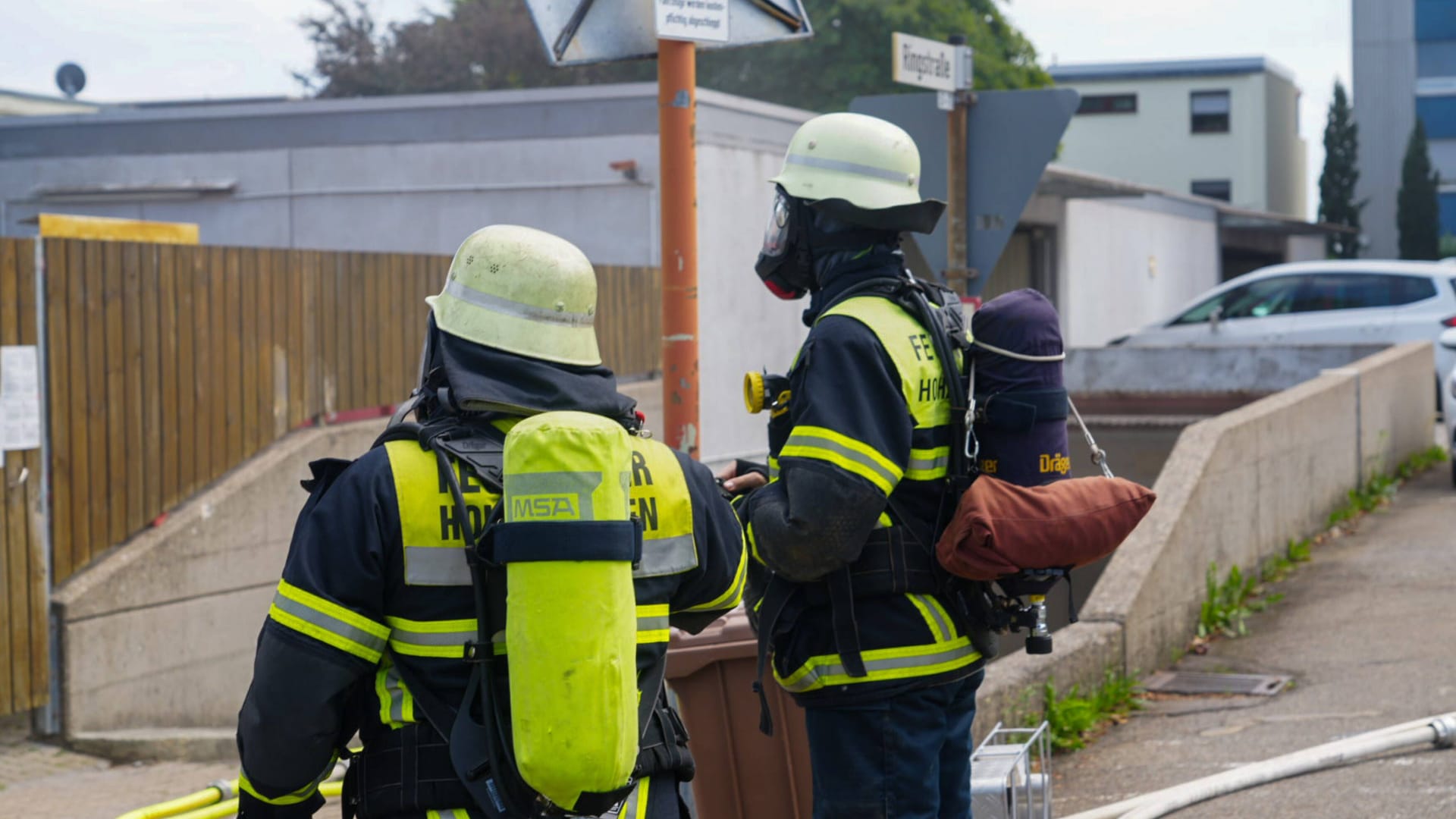 Feuerwehrleute am Brandort: Jetzt muss die Polizei klären, was hier passierte? Feuerwehrleute am Brandort: Jetzt muss die Polizei klären, was hier passierte?