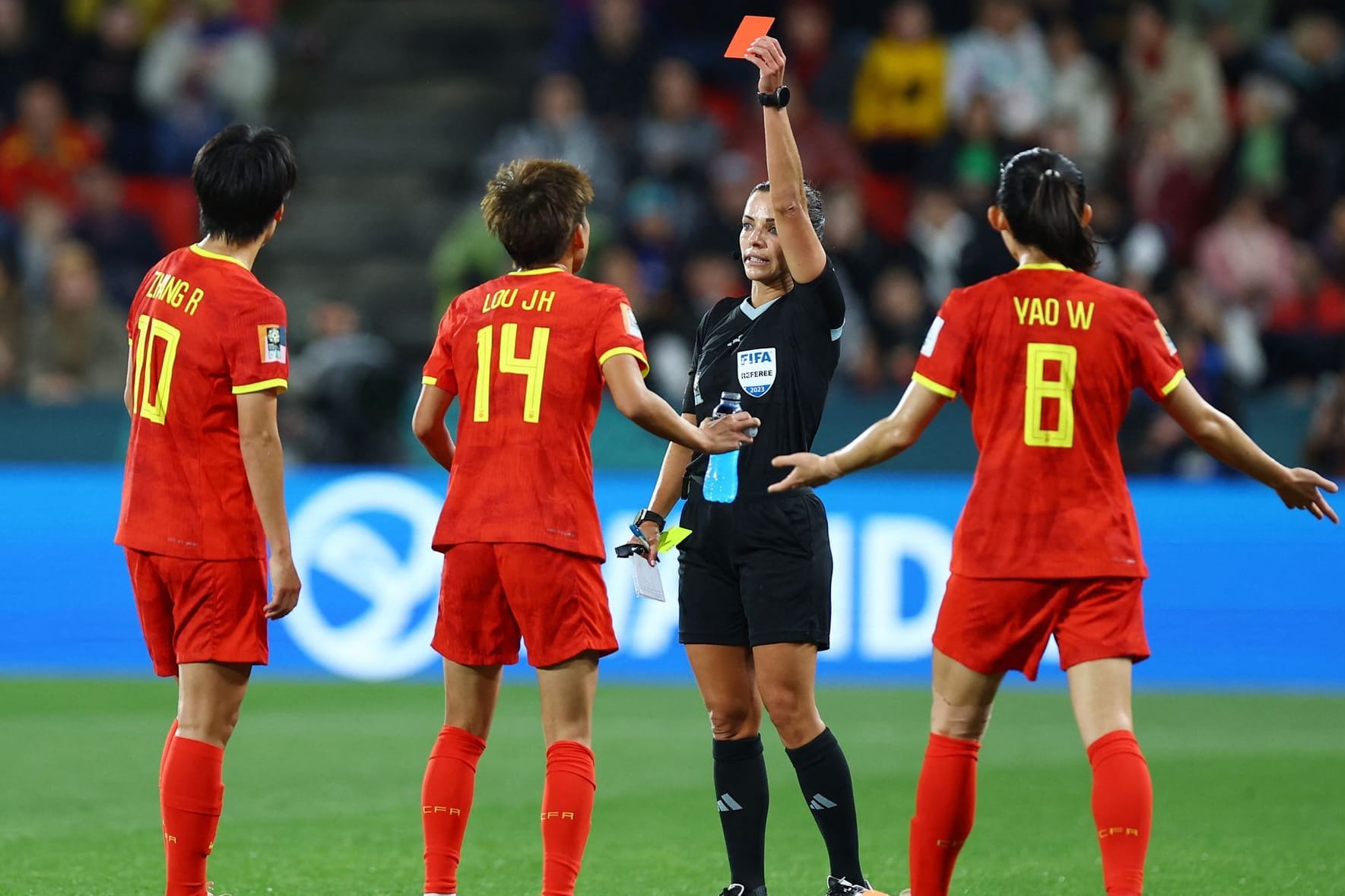 China war ab der 29. Minute nur noch zu zehnt: Spielerin Zhang Rui sah nach Foul die Rote Karte.