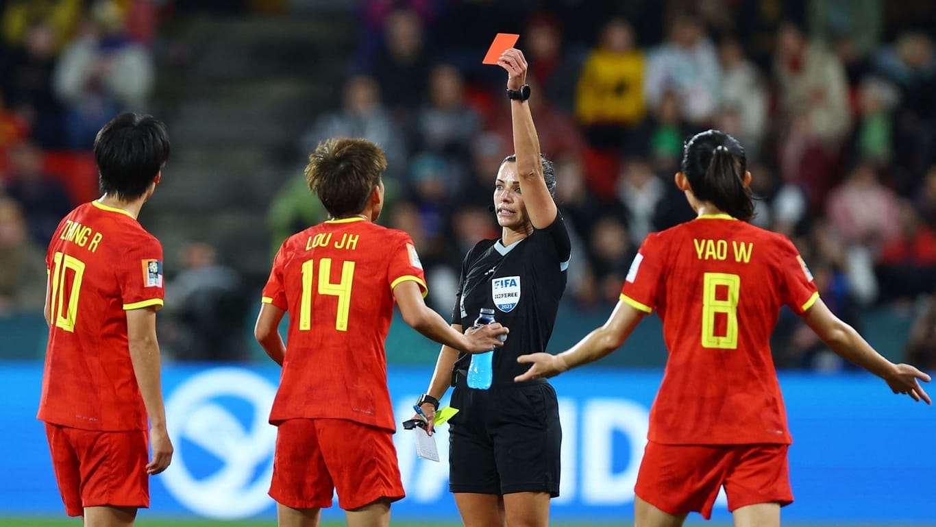China war ab der 29. Minute nur noch zu zehnt: Spielerin Zhang Rui sah nach Foul die Rote Karte.
