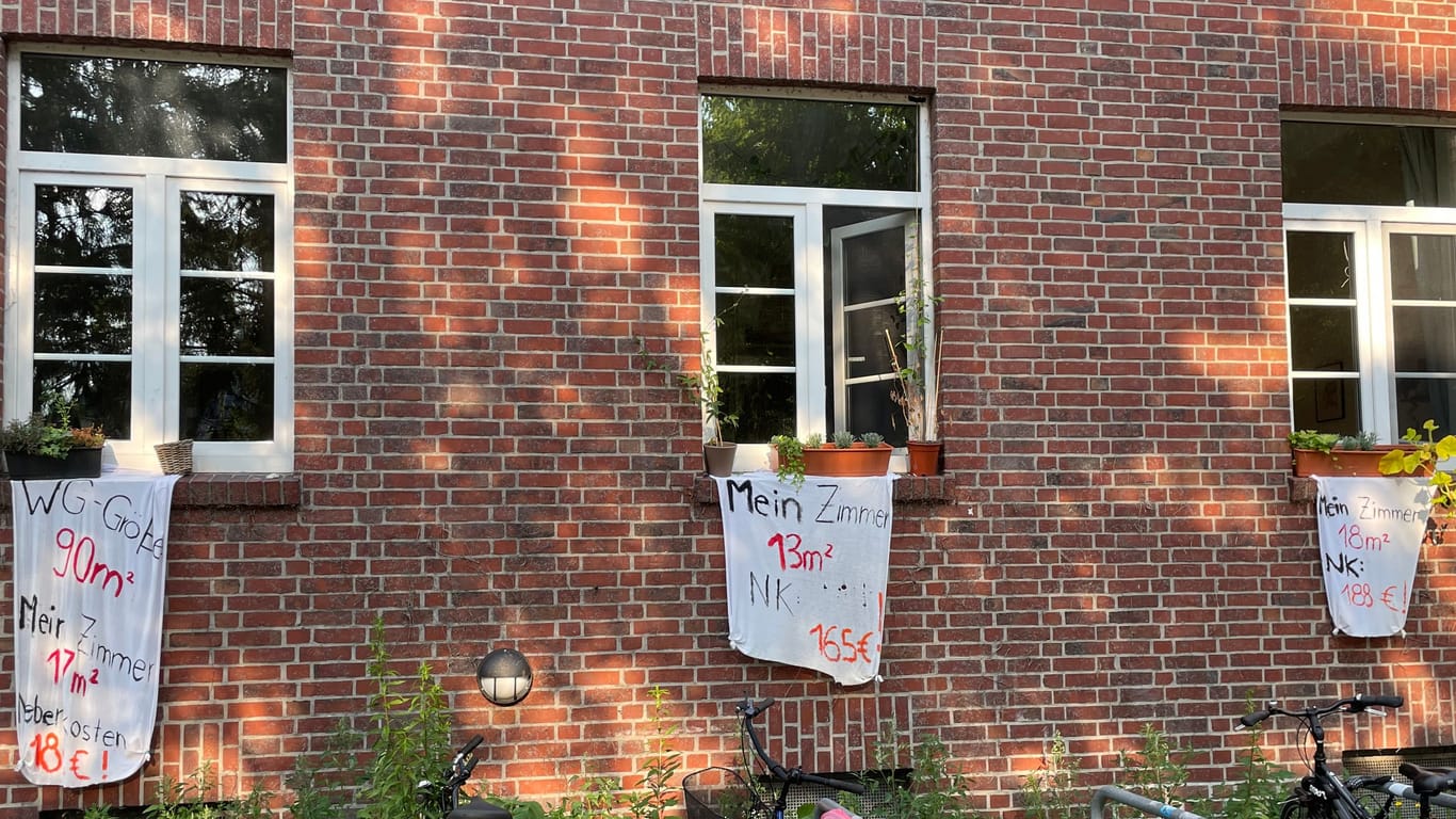 Lüneburger Studentenwohnheim: WG-Bewohner haben auf Tücher geschrieben, in welchem Verhältnis ihre Zimmergröße und die Nebenkosten stehen. Damit wollen sie auf die ungleiche Kostenaufteilung aufmerksam machen.