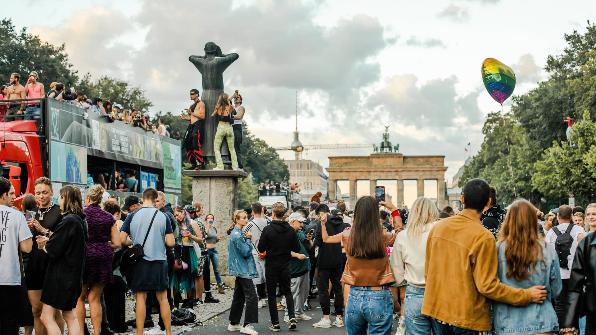 Tanzende Menschen in Berlin (Archivbild): Das Event kann in diesem Jahr eventuell nicht stattfinden.