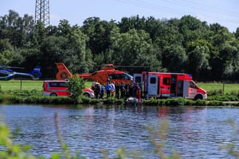 Rettungskräfte am Flussufer: In Bochum wurde am Dienstag ein Kind leblos aus der Ruhr gezogen.