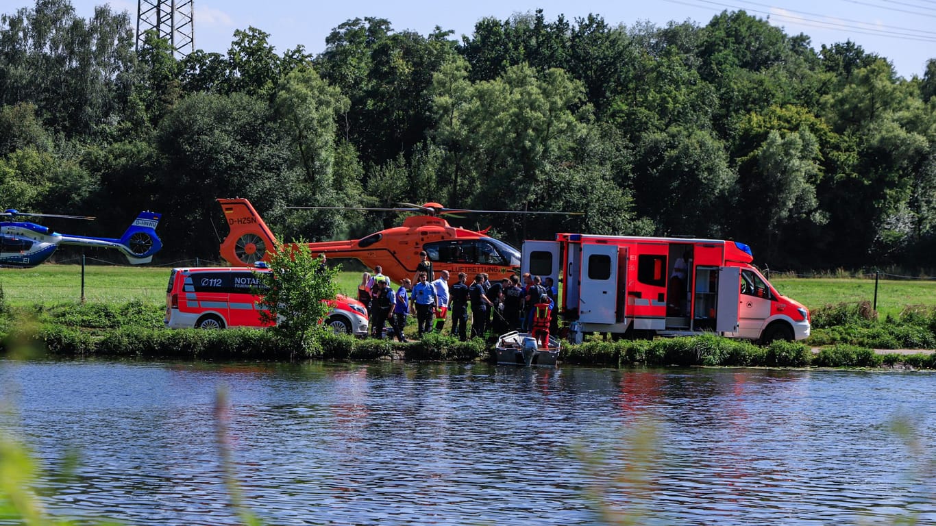 Rettungskräfte am Flussufer: In Bochum wurde am Dienstag ein Kind leblos aus der Ruhr gezogen.
