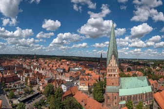Panoramablick auf die Stadt Lüneburg: Der knappe Wohnraum trifft Studenten mit einem begrenzten Budget besonders hart.