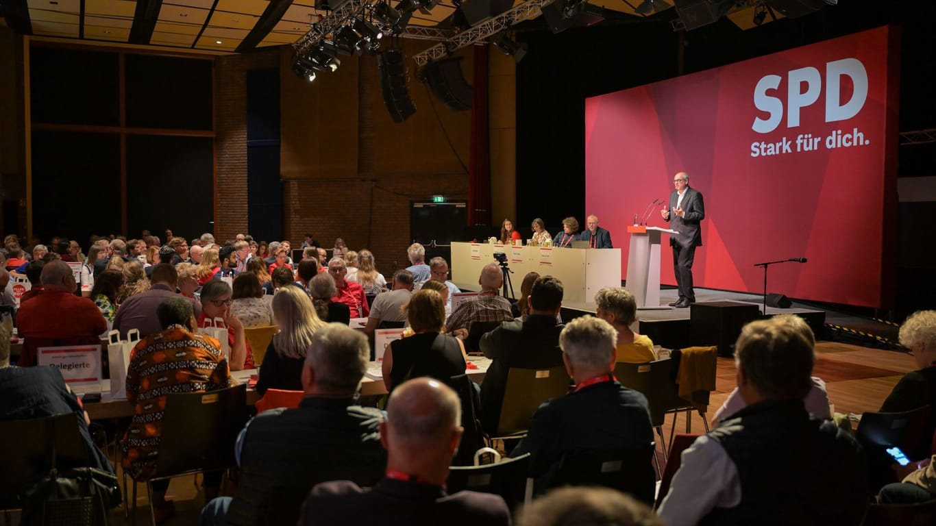 Andreas Bovenschulte (SPD): Hier spricht er während des Landesparteitags der SPD Bremen zu den Delegierten.