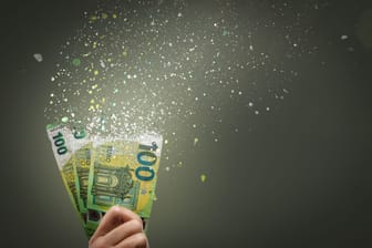 100-Euro-Scheine lösen sich in Luft auf: Liegt das Geld nur auf dem Konto, verliert es stark an Kaufkraft.