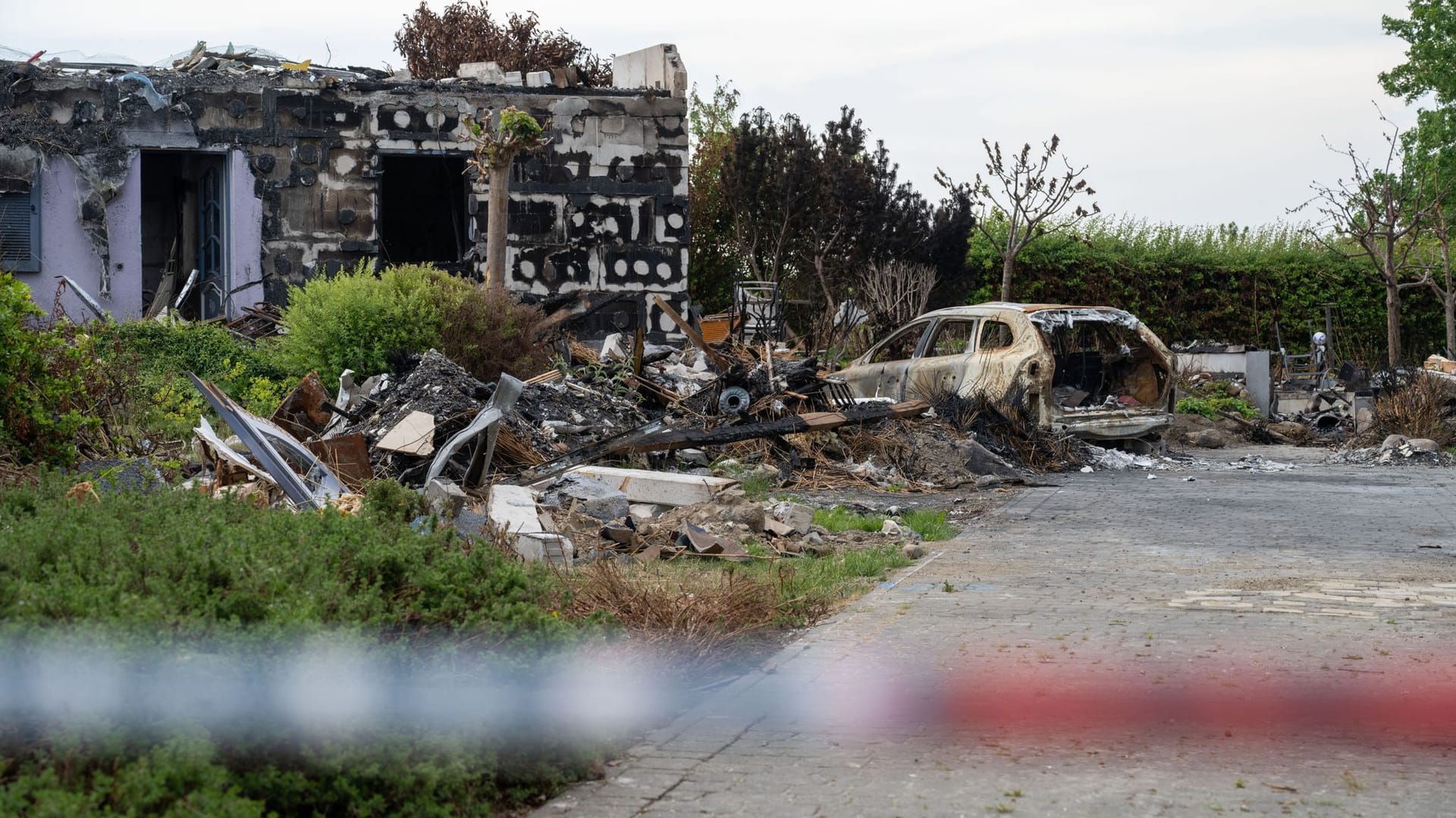Blick auf ein abgebranntes Haus: Nach einer Explosion Ende Mai ist in Putgarten im Norden der Insel Rügen ein Feuer ausgebrochen und hat mehrere Häuser zerstört. Blick auf ein abgebranntes Haus: Nach einer Explosion Ende Mai ist in Putgarten im Norden der Insel Rügen ein Feuer ausgebrochen und hat mehrere Häuser zerstört.