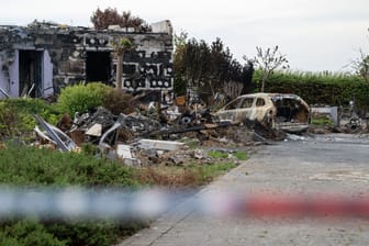 Blick auf ein abgebranntes Haus: Nach einer Explosion Ende Mai ist in Putgarten im Norden der Insel Rügen ein Feuer ausgebrochen und hat mehrere Häuser zerstört.