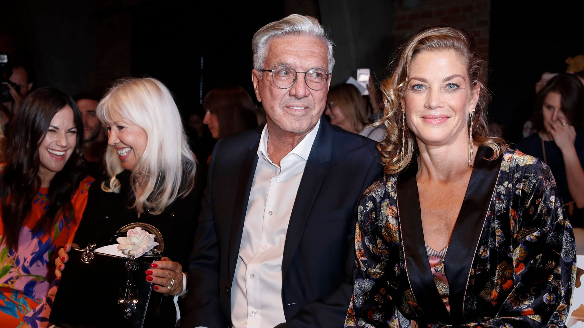 Helmut Schlotterer mit Ehefrau Ute (Zweite von links) und Schauspielerin Marie Bäumer (rechts): Die Mode-Shows lockten immer wieder zahlreiche Promis an.