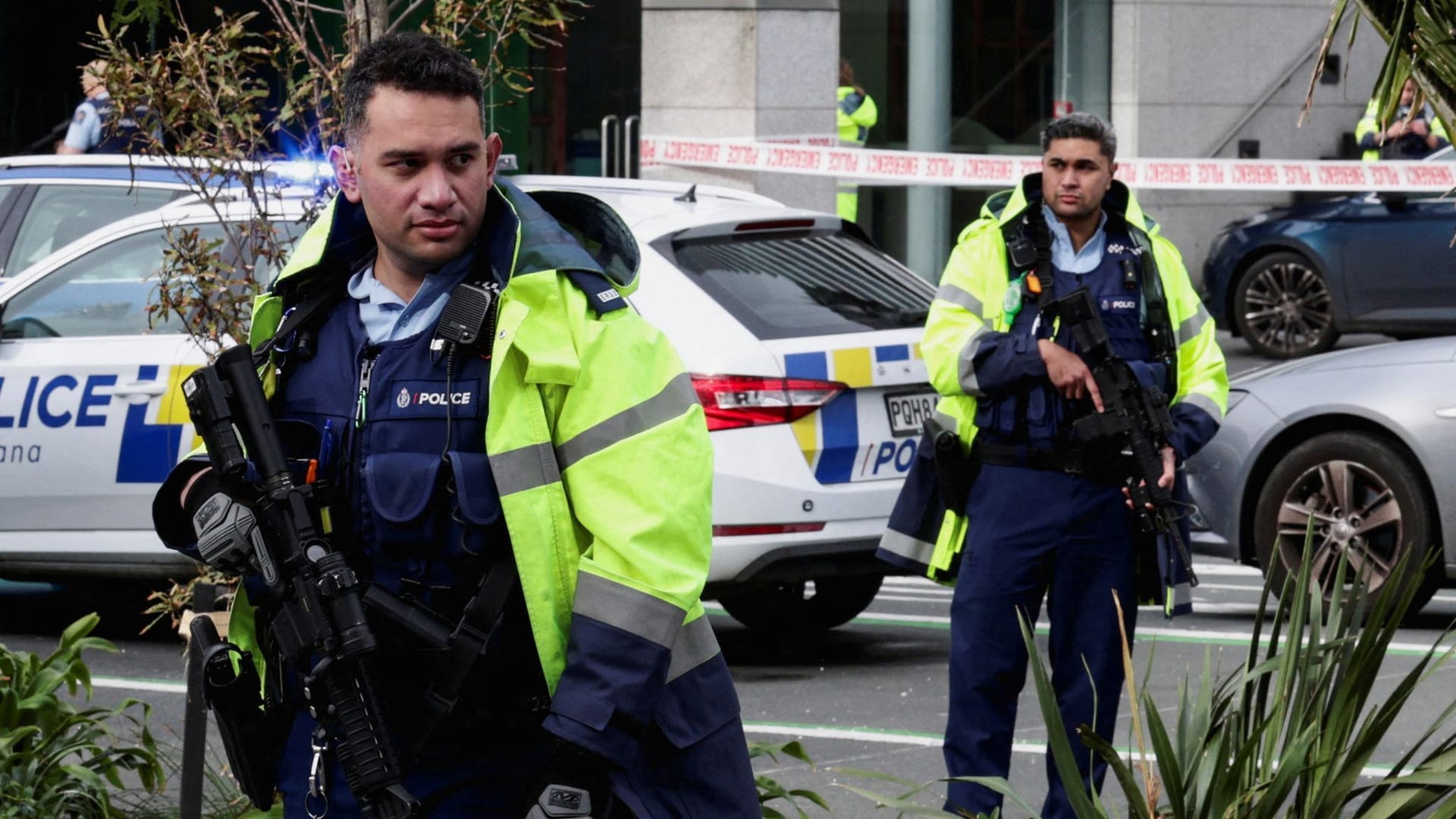 Schwer bewaffnete Polizisten in Auckland: Drei Menschen sind in Neuseeland bei Schüssen gestorben.