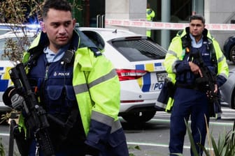 Schwer bewaffnete Polizisten in Auckland: Drei Menschen sind in Neuseeland bei Schüssen gestorben.