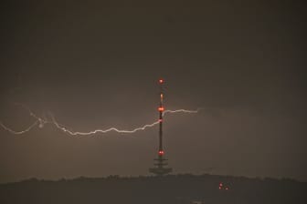 Ein Blitz hinter dem Stuttgarter Fernsehturm: Am Samstagabend zogen Unwetter über Baden-Württemberg.
