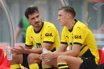Mats Hummels (l.) und Nico Schlotterbeck: BVB-Sportdirektor Kehl hat über die Personalsituation gesprochen.