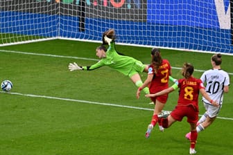 Meritxell Font (l.) versucht einen Schuss von Alara Sehitler (r.) zu parieren: Im Finale der U19-EM musste sich Deutschland knapp Spanien geschlagen geben.