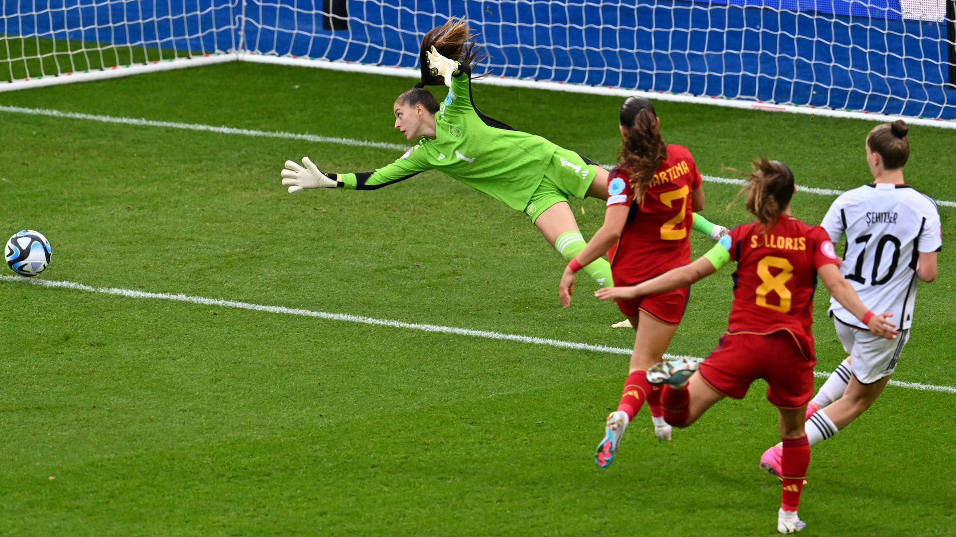 Meritxell Font (l.) versucht einen Schuss von Alara Sehitler (r.) zu parieren: Im Finale der U19-EM musste sich Deutschland knapp Spanien geschlagen geben.