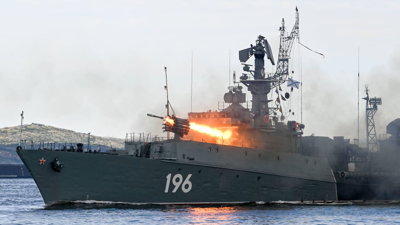 U-Boot-Abwehr wird demonstriert: das Schiff "Snezhnogorsk" bei der Marineparade.