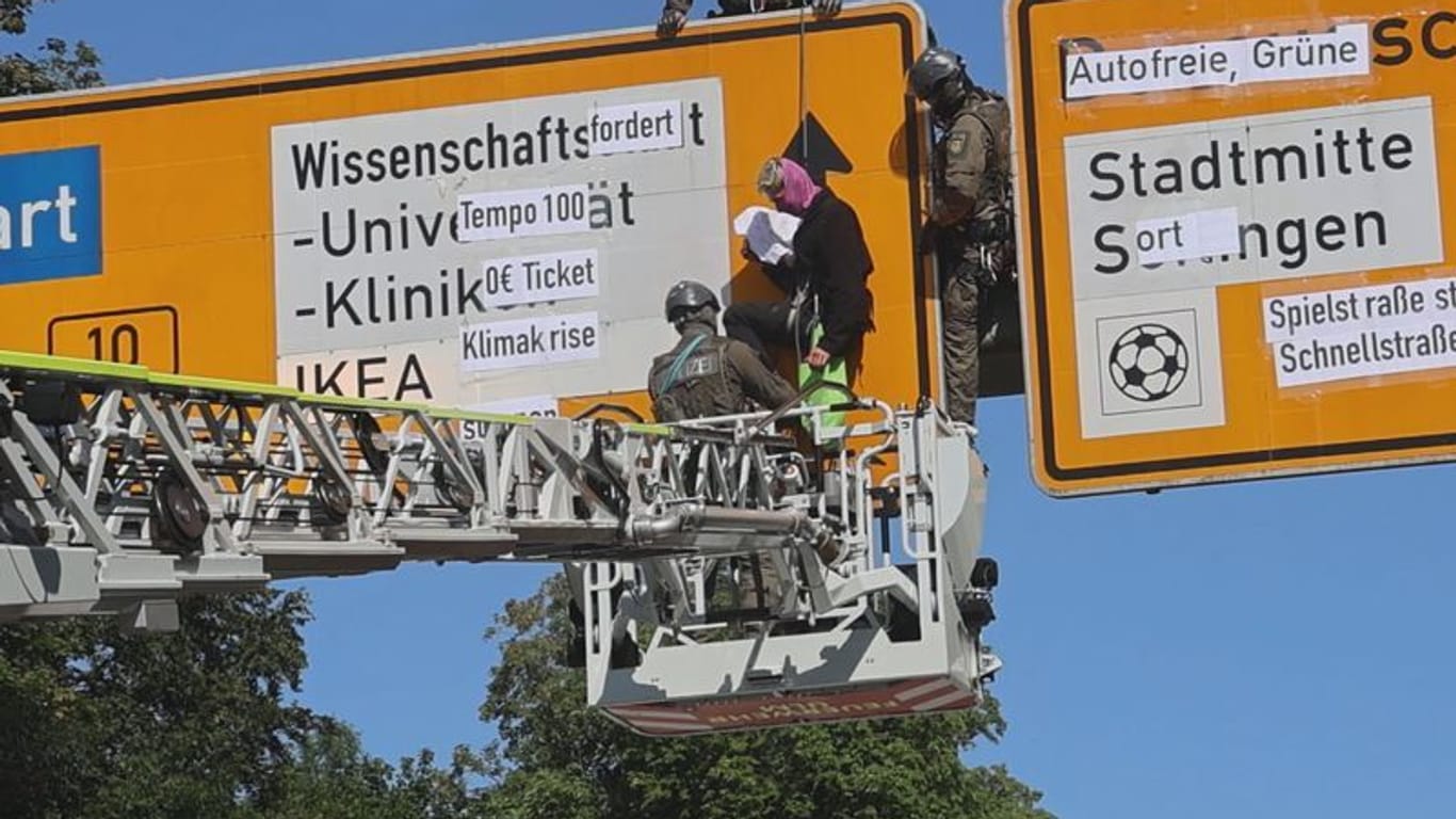 SEK in Ulm: Klimaaktivisten hatten dort am Dienstag ein Brücke besetzt.
