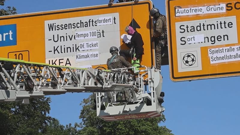SEK in Ulm: Klimaaktivisten hatten dort am Dienstag ein Brücke besetzt.