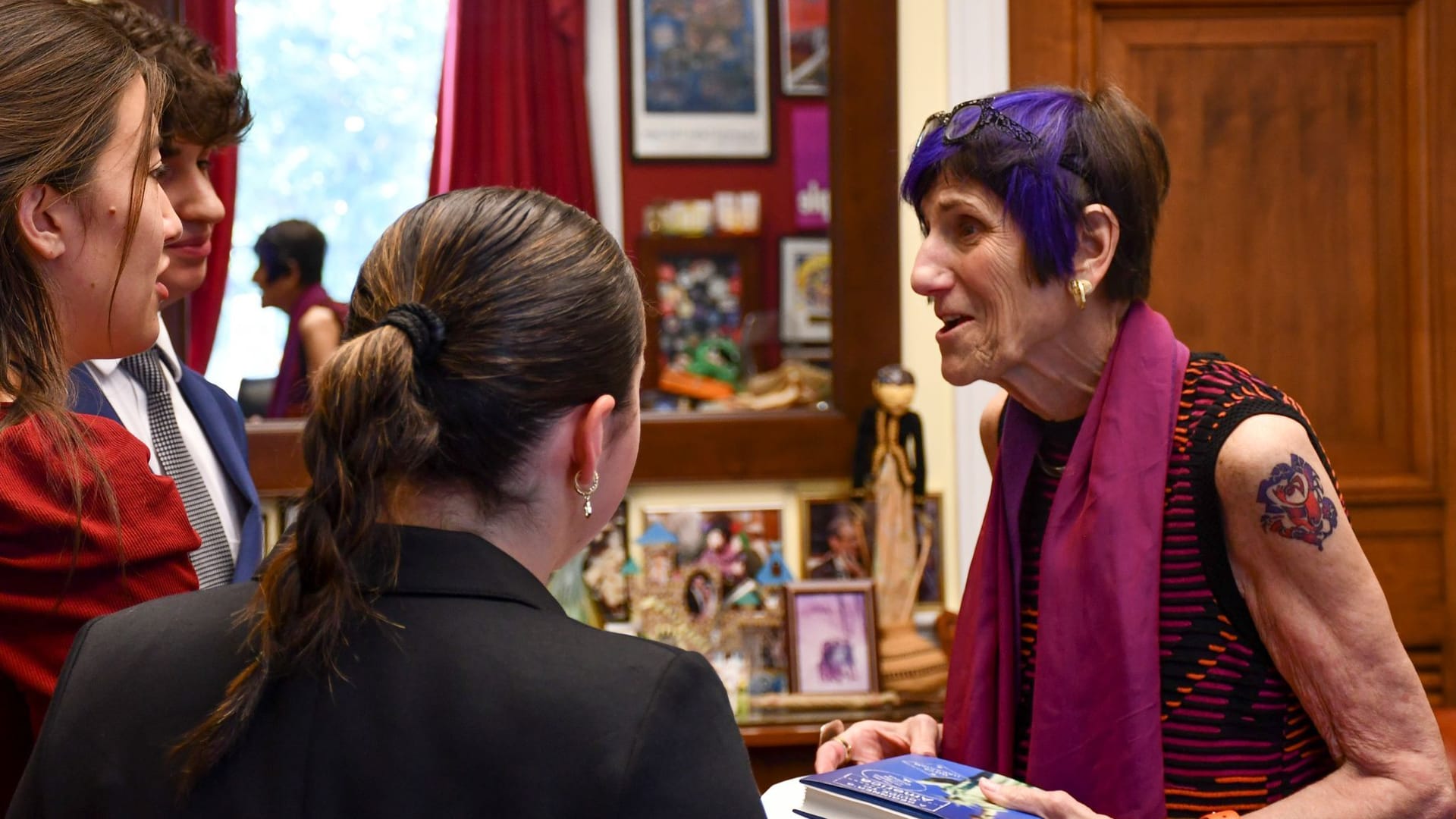 US-Abgeordnete Rosa DeLauro (r.) im Gespräch mit Teilnehmern einer Veranstaltung in Washington am 28. Juli 2023. Am Arm trägt sie ihr erstes Tattoo.