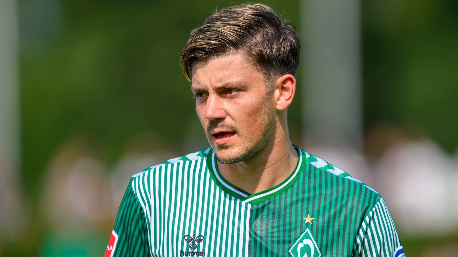 Dawid Kownacki im neuen Werder-Heimtrikot: Die Fans fahren drauf ab. Dawid Kownacki im neuen Werder-Heimtrikot: Die Fans fahren drauf ab.