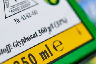 Glyphosat: Die Verpackung eines Unkrautvernichtungsmittels, das den Wirkstoff Glyphosat enthält. Die Europäische Behörde für Lebensmittelsicherheit hat am Donnerstag (06.07.2023) Schlussfolgerungen zur möglichen Neubewertung von Glyphosat vorgestellt.