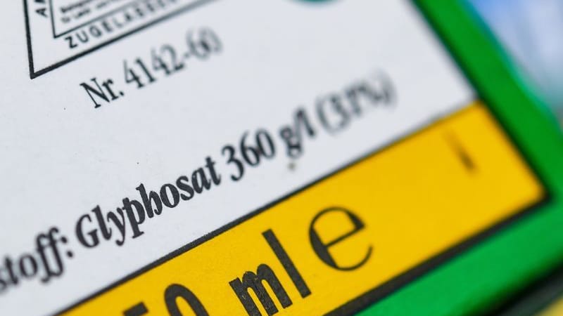 Glyphosat: Die Verpackung eines Unkrautvernichtungsmittels, das den Wirkstoff Glyphosat enthält. Die Europäische Behörde für Lebensmittelsicherheit hat am Donnerstag (06.07.2023) Schlussfolgerungen zur möglichen Neubewertung von Glyphosat vorgestellt.