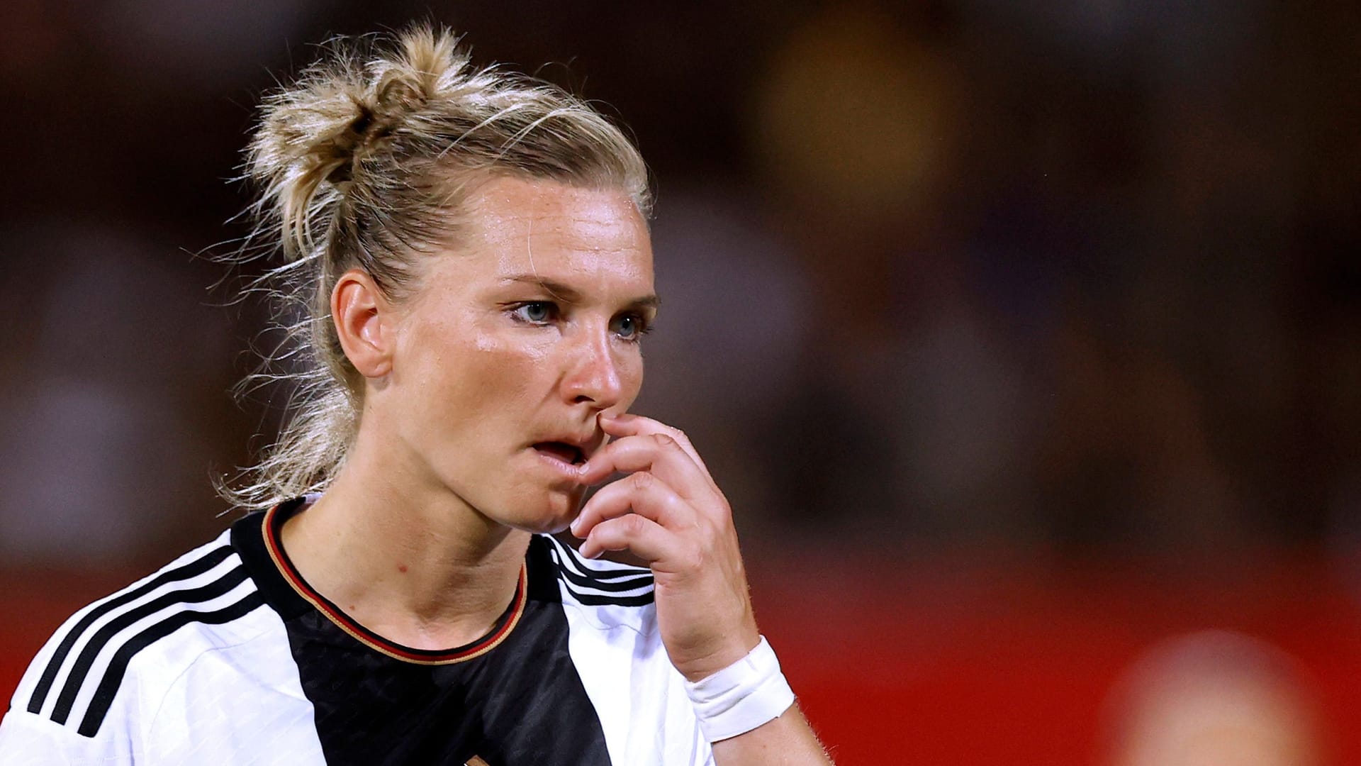 Alexandra Popp: Die Stürmerin führt die DFB-Auswahl als Kapitänin aufs Feld. Alexandra Popp: Die Stürmerin führt die DFB-Auswahl als Kapitänin aufs Feld.