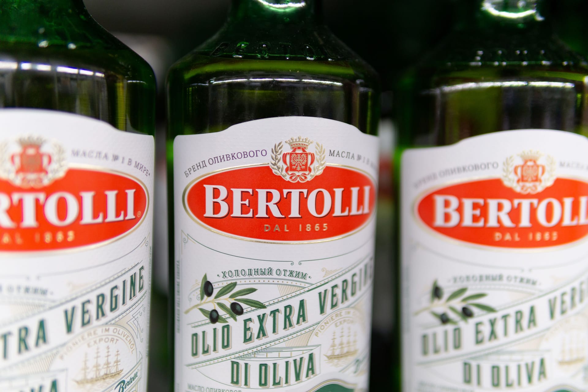 Olivenölflaschen der Marke "Bertolli" (Symbolbild): Der Hersteller warnt vor steigenden Preisen. Olivenölflaschen der Marke "Bertolli" (Symbolbild): Der Hersteller warnt vor steigenden Preisen.