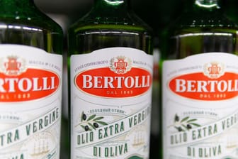 Olivenölflaschen der Marke "Bertolli" (Symbolbild): Der Hersteller warnt vor steigenden Preisen.