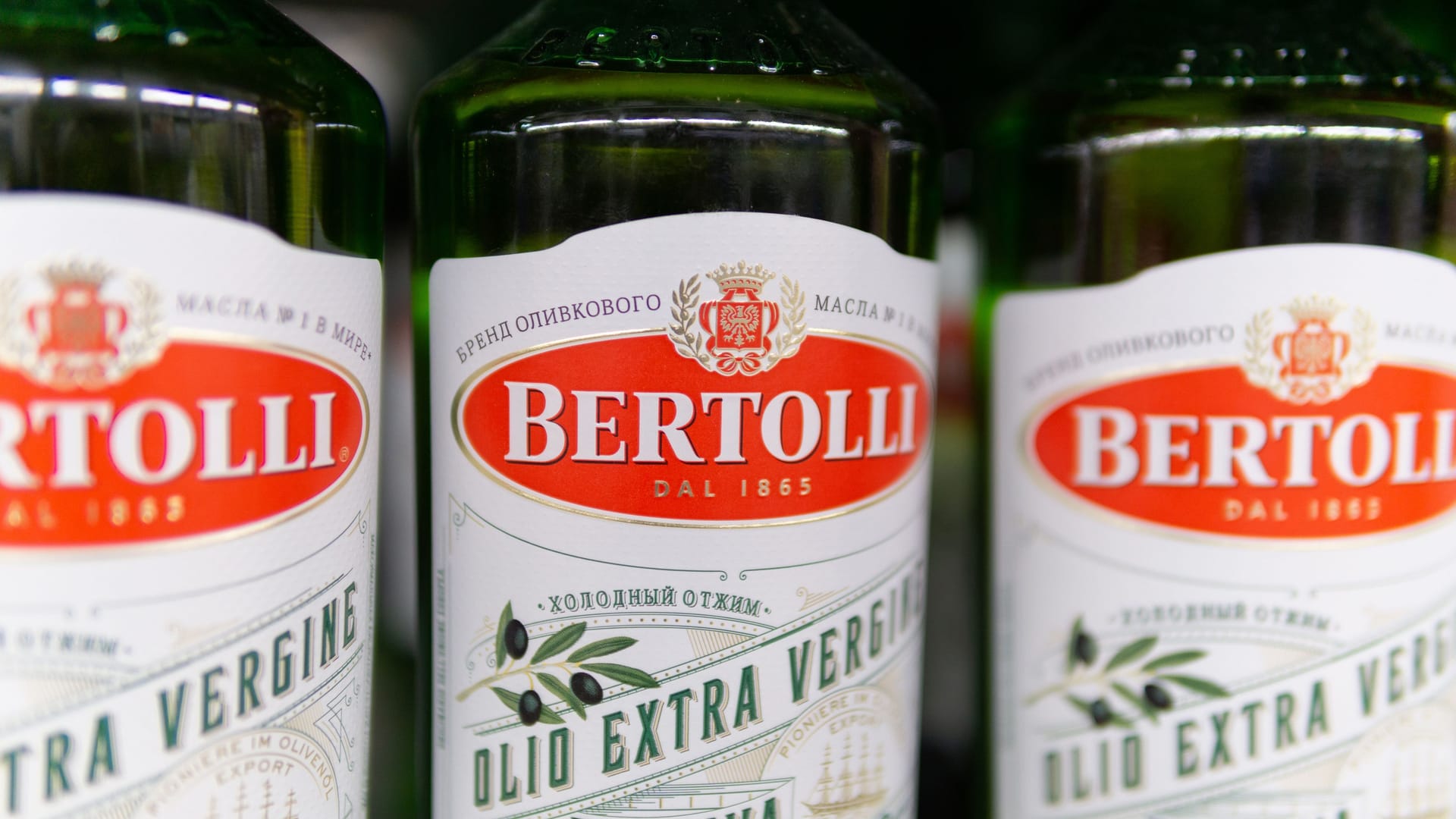 Olivenölflaschen der Marke "Bertolli" (Symbolbild): Der Hersteller warnt vor steigenden Preisen. Olivenölflaschen der Marke "Bertolli" (Symbolbild): Der Hersteller warnt vor steigenden Preisen.