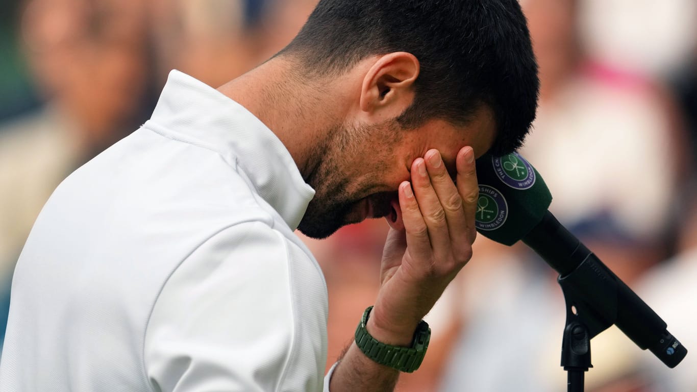 Novak Djokovic: Der Serbe bricht während seiner Dankesrede in Tränen aus.
