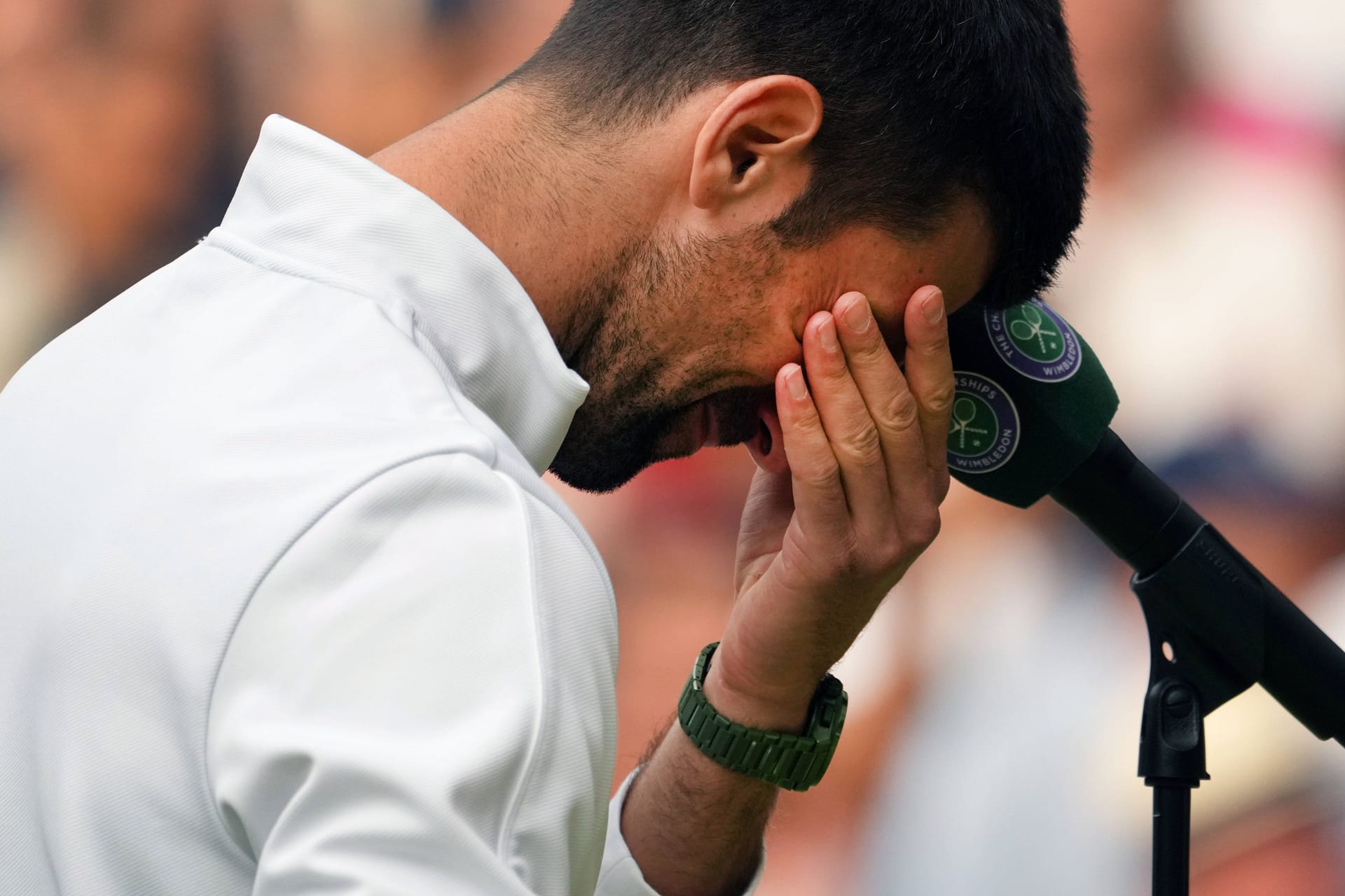 Novak Djokovic: Der Serbe bricht während seiner Dankesrede in Tränen aus.