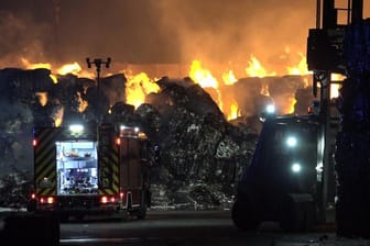 Ein Brand auf dem Gelände einer Papierfabrik in Zülpich: Die Feuerwehr war im Großeinsatz.