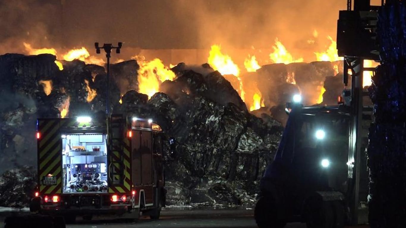 Ein Brand auf dem Gelände einer Papierfabrik in Zülpich: Die Feuerwehr war im Großeinsatz.