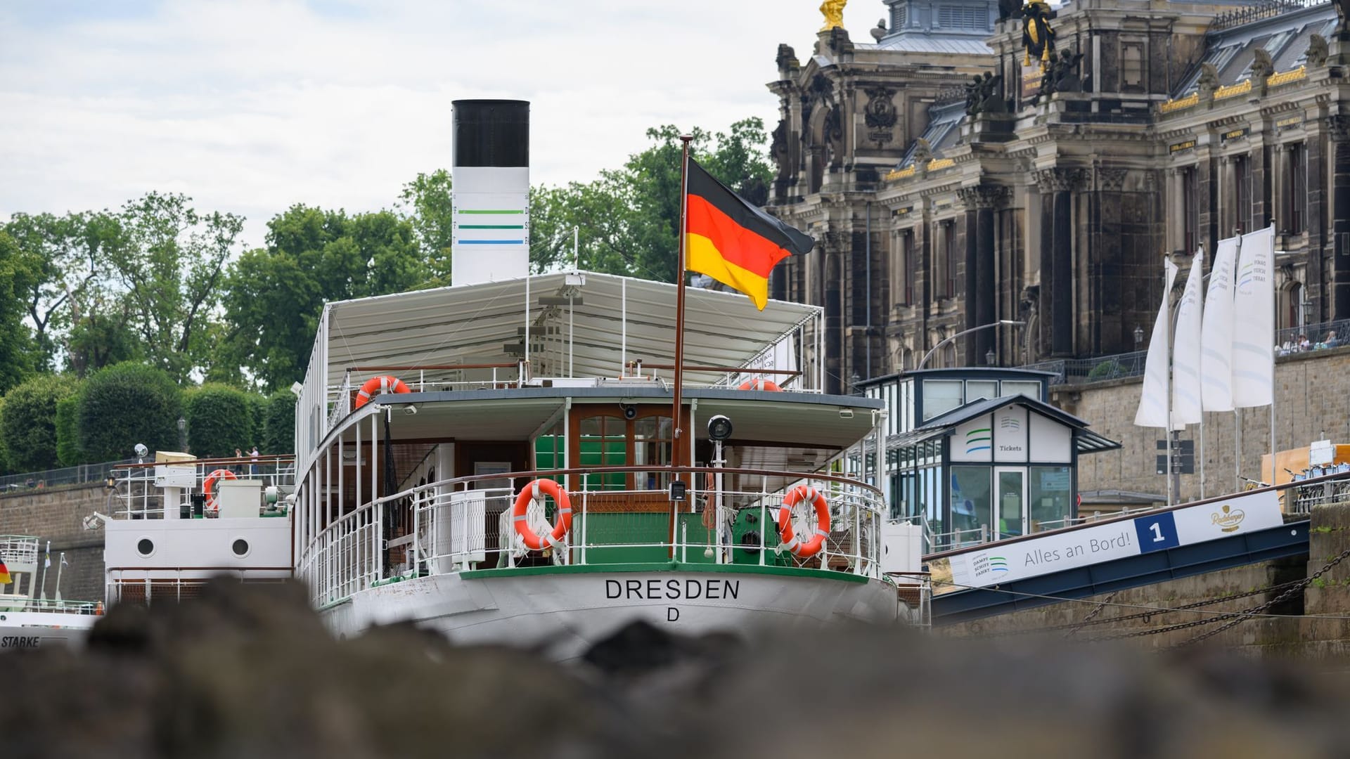 Scheinbar auf dem Trockenen liegt das Heck des Schaufelraddampfers «Dresden» an der Brühlschen Terrasse.