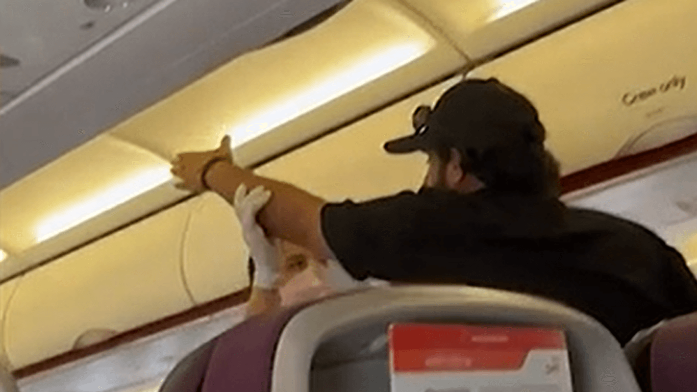 Der Mann streitet mit einer Stewardess: Das Flugzeug musste umdrehen.